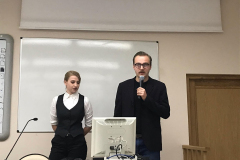 Filip-Wielechowski-Olszak-oraz-Zuzanna-Woszczerowicz-opowiadają-o-Kole-na-Inauguracji-roku-akademickiego-2019