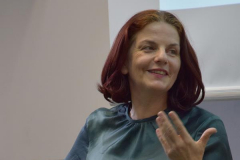 Jasmina Šuler-Galos (Uniwersytet w Lublanie) wygłosiła referat pt. "Tymczasowe przestrzenie autonomiczne jako alternatywa dla państwowych instytucji kultury (na przykładzie squatu Rog w Lublanie)"