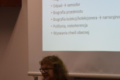 Zuzanna Grębecka (Uniwersytet Warszawski) wygłosiła referat pt. "Instytucjonalizacja niepaństwowego kolekcjonerstwa w Polsce a kształt muzealnych narracji o historii współczesnej"