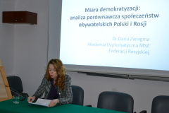 Daria Zwiagina (Akademia Dyplomatyczna MSZ, Moskwa) wygłosiła referat pt. "Miara demokratyzacji: analiza porównawcza społeczeństw obywatelskich Polski i Rosji"