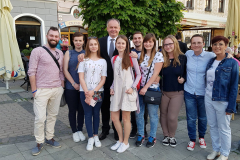 Wycieczka studentów języka słowackiego na Słowację. Bańska Bystrzyca: Studenci i  prezydent Słowacji Andrej Kiska podczas spotkania
