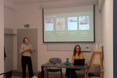 35 Aleksandra Gramatnikowska i Zofia Kręc prezentują projekt studencki i własne badania terenowe
