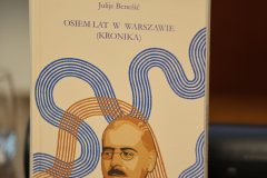 "Osiem lat w Warszawie (kronika)" to osobiste zapiski Julija Benešicia z ośmioletniego pobytu w Polsce.