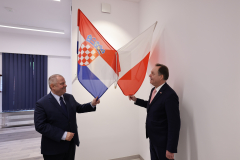 Odsłonięcia pamiątkowej tablicy dokonali rektor UW prof. Alojzy Z. Nowak i  J.E. Ambasador Republiki Chorwacji Tomislav Vidošević.