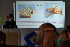 Dr Paweł Kowalski przedstawił najważniejsze kulturemy związane z kulinariami, między innymi poticę, ciasto drożdżowe zawijane z nadzieniem, najczęściej z orzechów.
